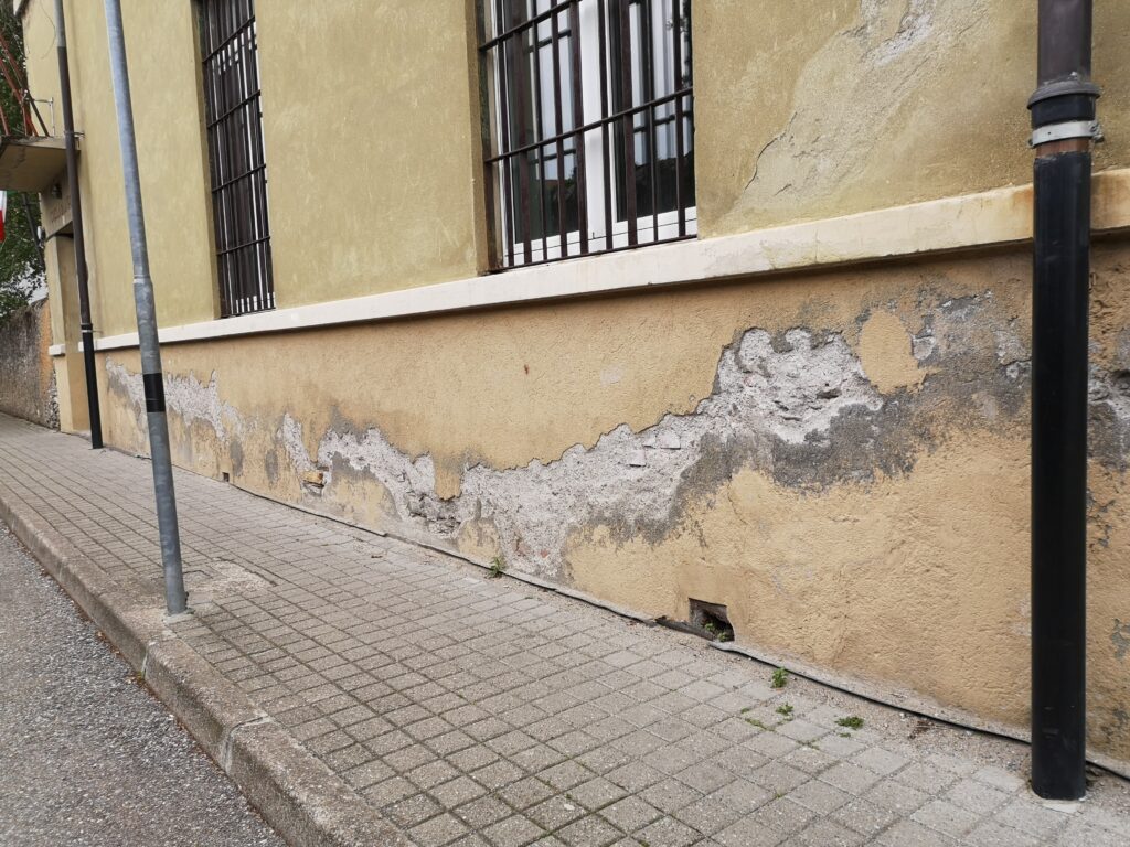 Nasse Wände habe oft was mit aufsteigender Feuchtigkeit zu tun