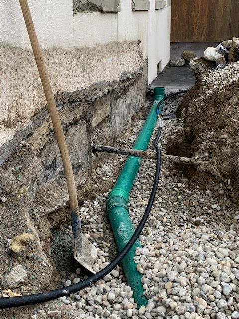 eindringender Feuchte wird die Wand von außen freigelegt