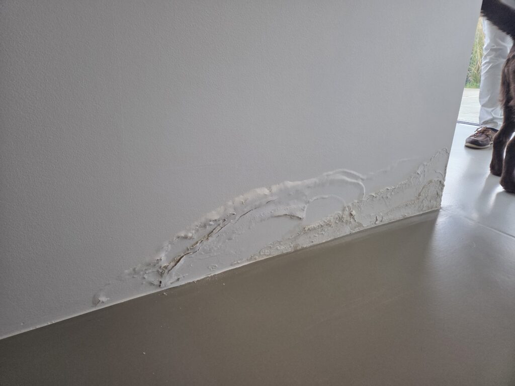 Aufsteigende Feuchtigkeit vom Boden wird an der Wand sichtbar