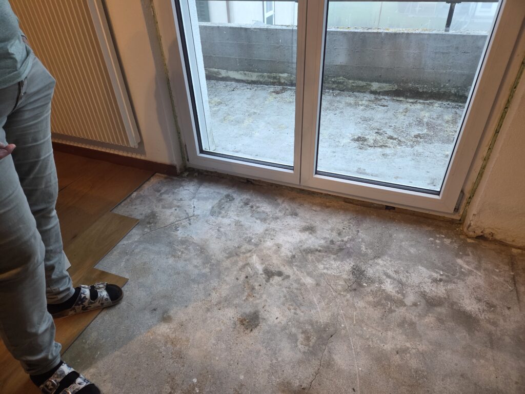 Verdeckter Wassereintritt unter Laminat Boden