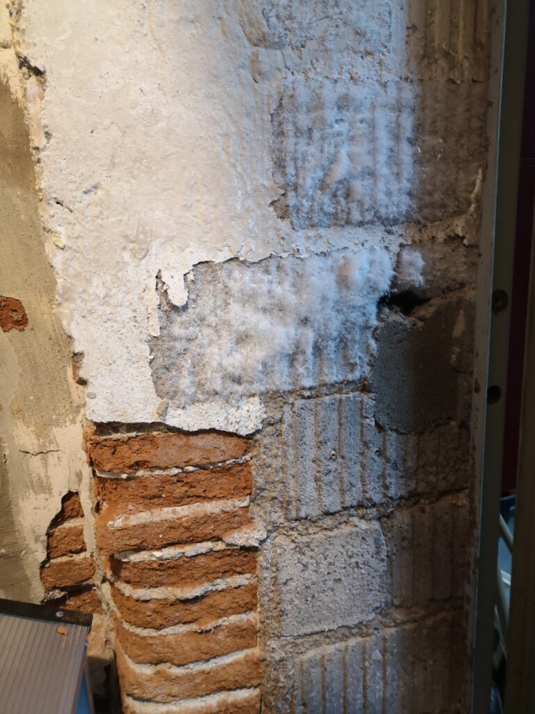 Ausblühungen an der Wand, das Wasser verdunstet, zurück bleibt Kalk, Mineralien, und Salze