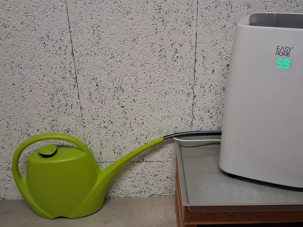 Der Luftentfeuchter sammelt das Wasser in eine grossen Behälter zur Kontrolle