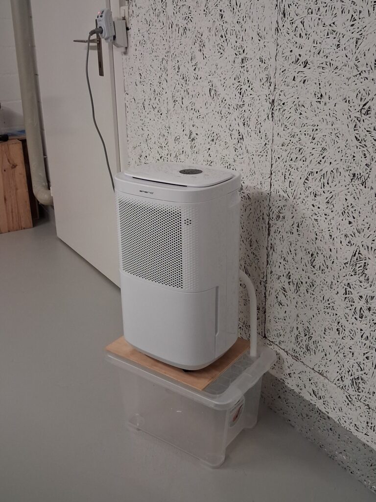 Luftentfeuchter im Keller mit Sichtbarem Kondensat Sammelbehälter und externem Hygrostat 