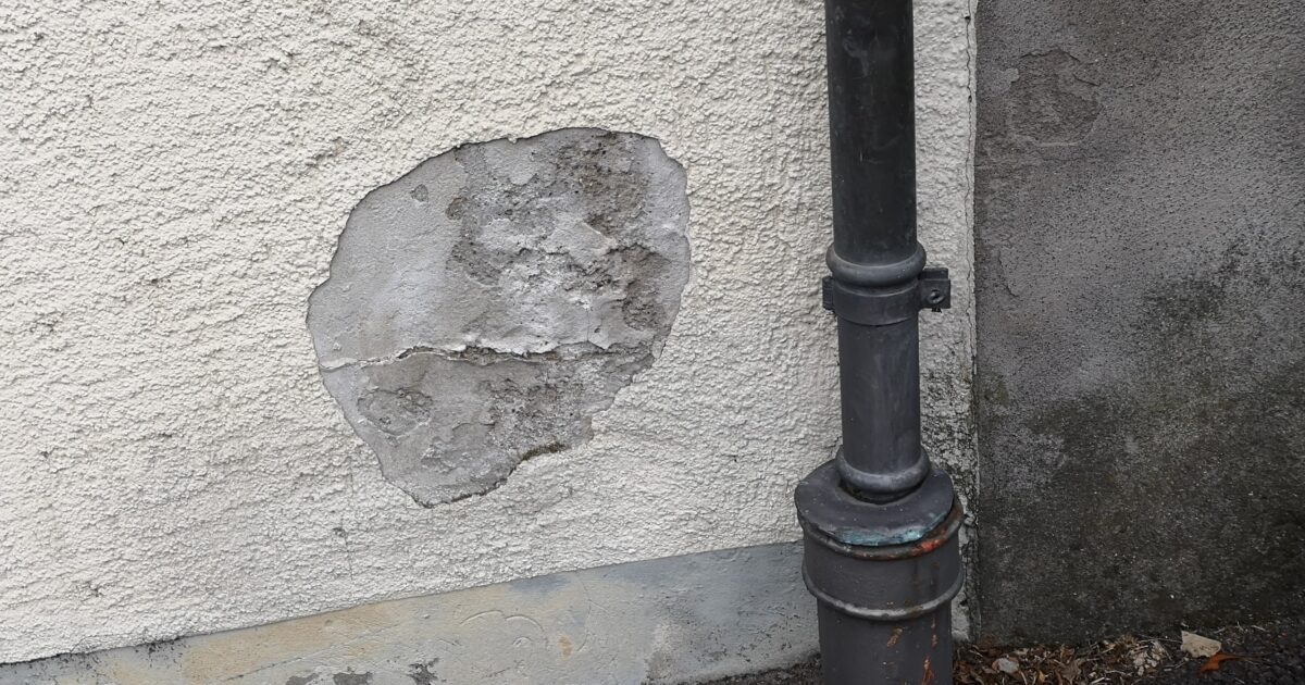 Fallrohr am Sockel mit Symptomen